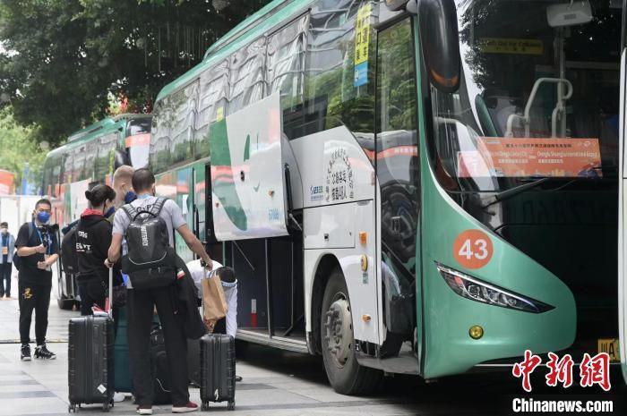 除了迈尔斯;莫拉莱斯，我们熟悉的初代蜘蛛侠彼得;帕克也会登场，女版蜘蛛侠格温;斯黛西也将惊喜亮相，再加上最新曝光的暗影蜘蛛侠